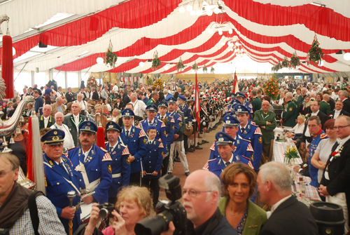 Im Schützenfestzelt